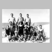 089-0063 Schulausflug der Schule Sanditten ca. 1935 - Hinten stehend Lehrer Thies, Lehrer Dickel und Rudi Meitsch .jpg